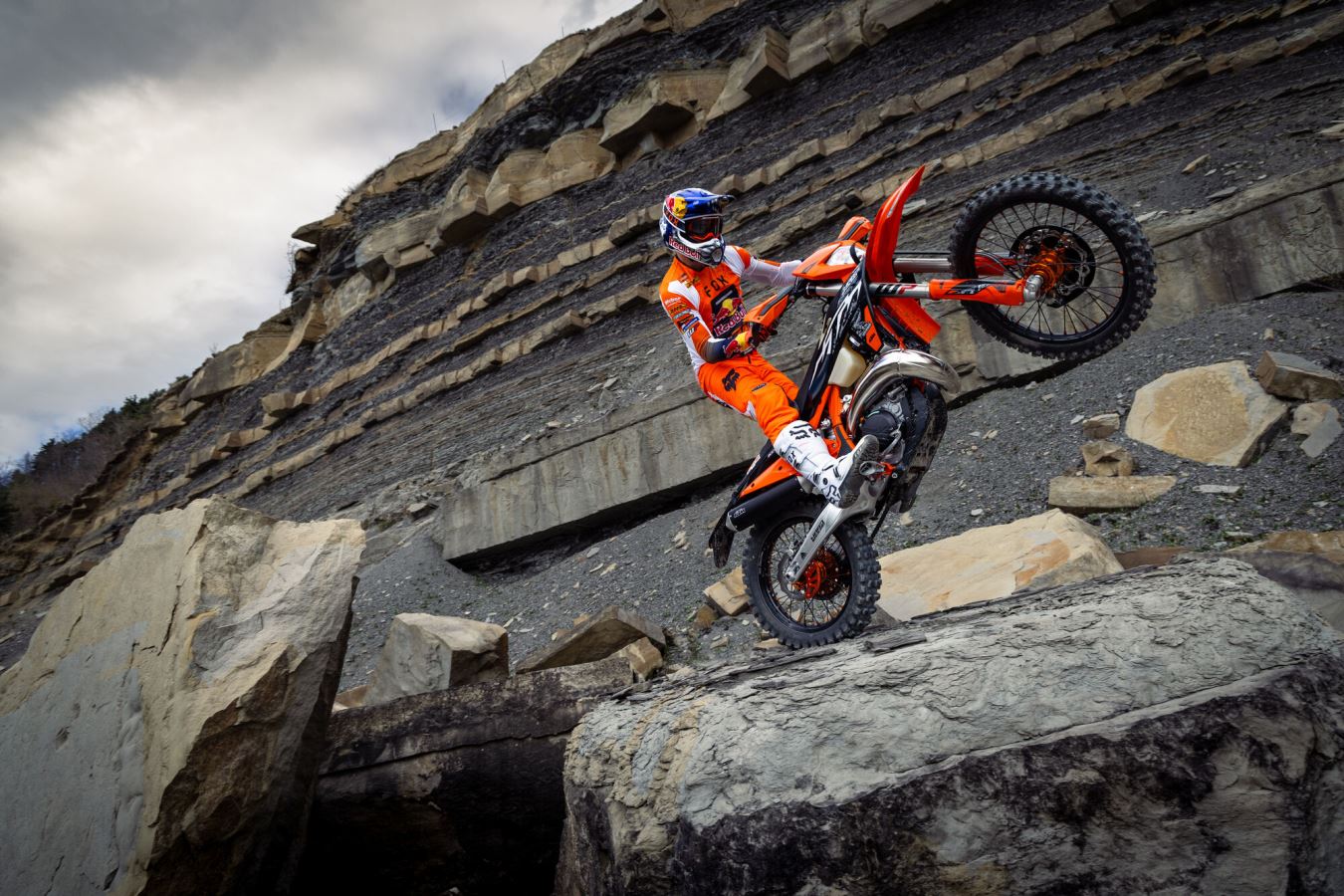 590289_MY25_KTM_300_EXC_XC-W_HARDENDURO_01_ACTION_EXC HARDENDURO