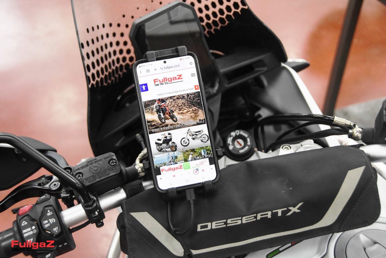 ציוד במבחן: TORTOISE- מנשא טלפון עם טעינה מהירה